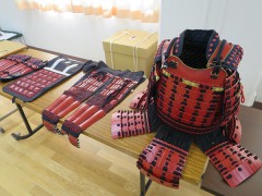 胴体を守る「胴」、すねを守る「臑当(すねあて)」、太ももを守る「佩楯(はいだて)」、 腕を守る「籠手(こて)」が並ぶテーブル