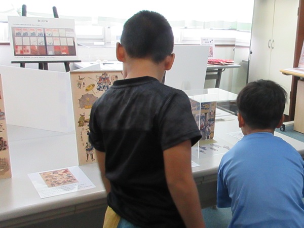 判じ絵を読み解く児童たち