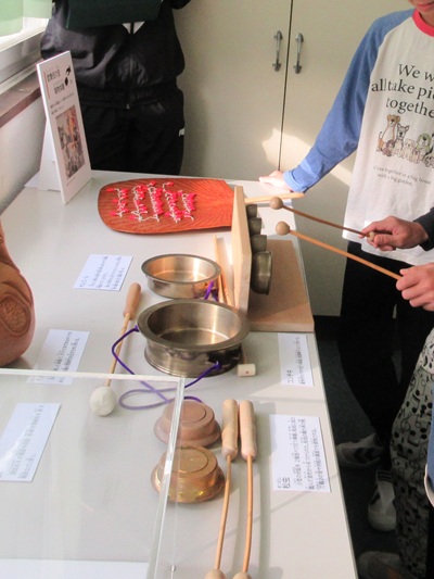 歌舞伎の鳴物体験の様子